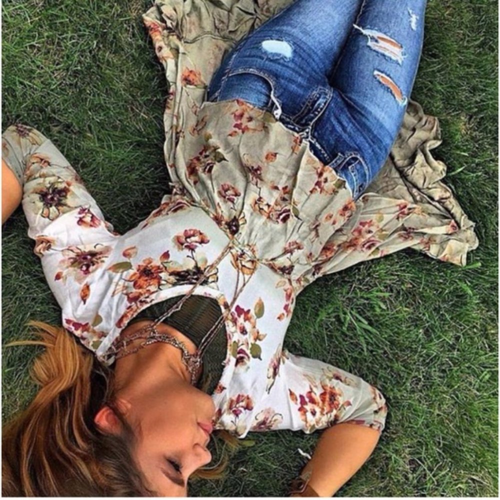 The Buckle Gimmicks BKE Floral Top Womens medium